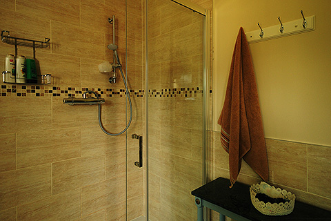 Riverside Villa, Kenmare. County Kerry | Main Bathroom
